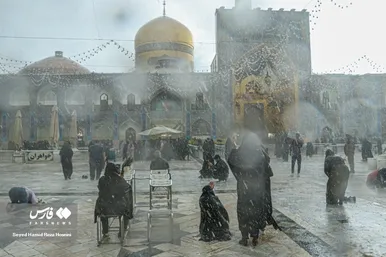 دعا و نیایش زائران زیر باران شدید در حرم امام رضا(ع)