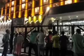 ویدئو | تجمع هواداران پرسپولیس مقابل هتل سرخ&zwnj;ها در اصفهان؛ آماده&zwnj;باش برای دربی ۱۰۷