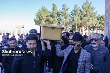 عکس‌هایی از تشییع پیکر پدر خداداد عزیزی در مشهد
