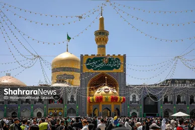 گزارش تصویری | تعویض پرچم گنبد حرم مطهر رضوی به مناسبت میلاد امام رضا(ع)