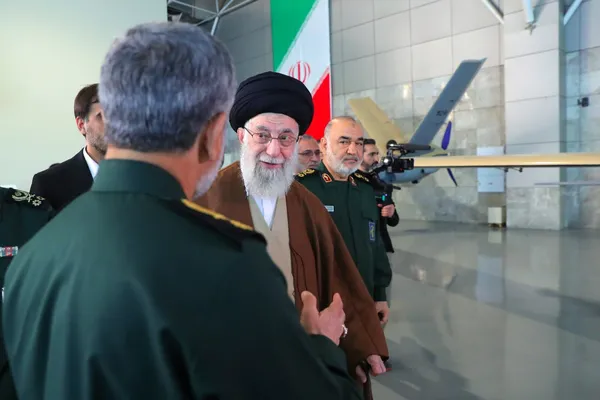 مقام معظم رهبری: هرجا جوانان ما با عزم و ایمان وارد شدند، کار‌های بزرگی انجام داده‌اند + فیلم و عکس