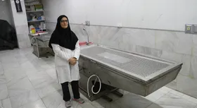 پادکست | روایت زن خیاطی که کارمند پزشکی قانونی شد