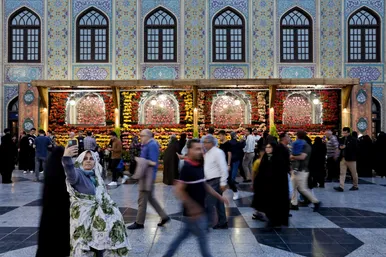 گل آرایی حرم امام رضا(ع) در دهه کرامت
