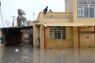 امداد‌رسانی آتش‌نشانان مشهد به مناطق سیل‌زده کنارک