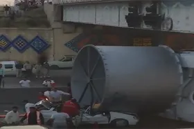 سقوط بار تریلی بر روی یک دستگاه پراید در ورودی گلبهار مشهد حادثه آفرید