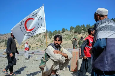 هلال احمر ایران در کنار زلزله زدگان افغانستانی