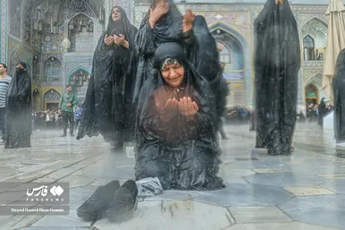دعا و نیایش زائران زیر باران شدید در حرم امام رضا(ع)