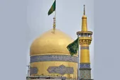 اهتزاز پرچم «نَصرُ مِنَ الله و فَتح قَریب» در جوار گنبد بارگاه منور رضوی (۵ اسفند ۱۴۰۳)