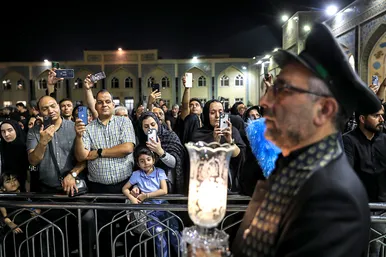شام غریبان حسینی در حرم مطهر رضوی