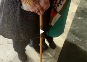 حضور مادر ۱۰۰ ساله شهید در شعبه اخذ رای بوشهر + فیلم