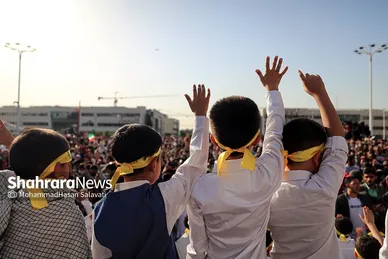 اجرای سرود «سلام فرمانده» با حضور دهه هشتادی و نودی ها در عرصه میدان شهدا مشهد
