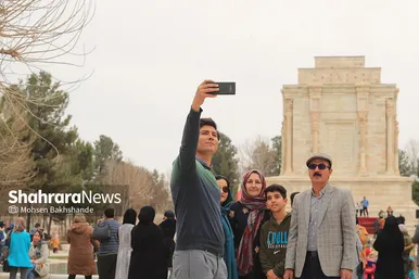 حضور گردشگران در آرامگاه فردوسی در نوروز ۱۴۰۱
