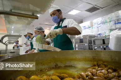 آماده سازی غذای متبرک مهمانسرای حضرت رضا (ع)