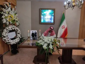 امضای دفتر یادبود شهدای خدمت توسط سرکنسول کشور&zwnj;های خارجی در مشهد
