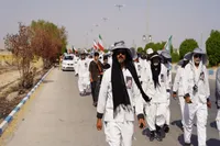 ویدئو | استقبال عراقی‌ها از کاروان پیاده اربعین با تصاویر رهبر انقلاب