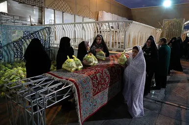 توزیع افطاری در باب الکاظم حرم مطهر رضوی