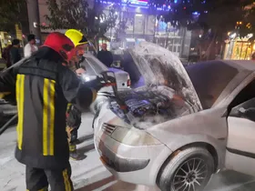 آتش&zwnj;سوزی خودرو مگان در بلوار پیروزی مشهد (یکشنبه ۲۷ آبان ۱۴۰۳)