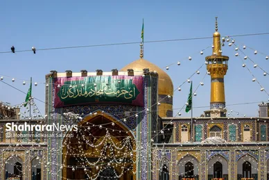گزارش تصویری | تعویض پرچم گنبد حرم مطهر رضوی به مناسبت میلاد امام رضا(ع)