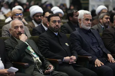 عکس‌هایی از شهید مالک رحمتی در حرم امام‌رضا(ع)