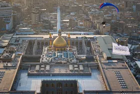 تصاویر زیبا از اهتزار پرچم غدیر در آسمان نجف اشرف