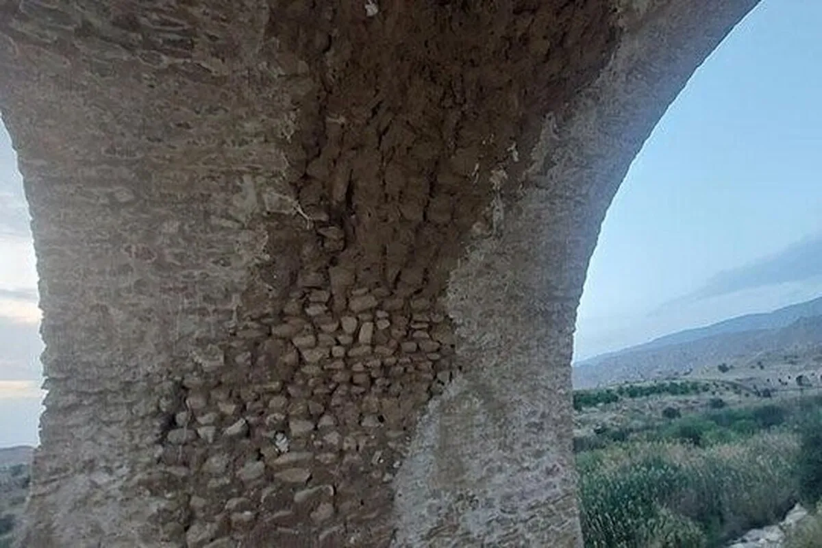 آسیب مرمت‌های غیرحرفه‌ای به پل ساسانی