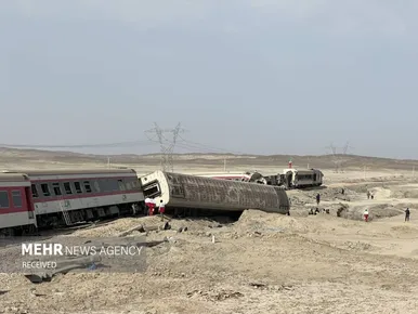 عکس‌هایی از خروج قطار مسافربری از ریل مسیر مشهد به یزد
