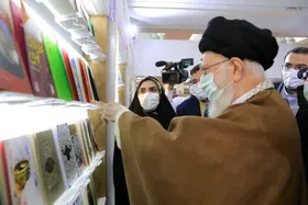 رهبر انقلاب:&zwnj; فرهنگ&zwnj;سازی کشور نیازمند کتاب است| لزوم کتابخوانی برنامه&zwnj;سازان رسانه&zwnj;ای، فعالان هنری و اهالی مطبوعاتی+ فیلم و عکس