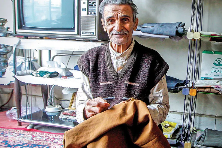 «ضرابی» قدیمی‌ترین رفوگر مشهد است که در حرفه‌اش بازمانده‌ای ندارد