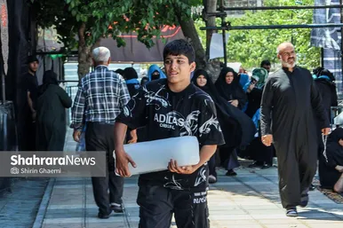 پسر نوجوان دست هایش از سرما آزرده بود و داشت دنبال جایی میگشت که یخ را سریعا پیاده کند