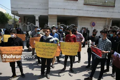 تجمع دانش‌آموزان مشهدی مقابل کنسولگری افغانستان در مشهد