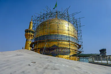 شست و شوی گنبد منور رضوی در آستانه سال نو و ماه مبارک رمضان