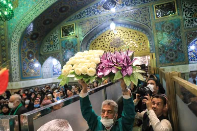 گل آرایی ویژه ولادت حضرت امام رضا (علیه السلام) در روضه منوره رضوی