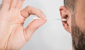 تمیزکردن غیراصولی گوش ممکن است به عفونت، افت شنوایی و حتی پارگی پرده گوش منجر شود