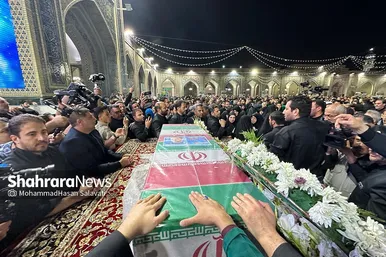 استقبال زائران و مجاوران حرم امام‌رضا(ع) از پیکر شهید امیرعبداللهیان