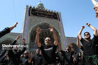 عکس| عزاداری زائران حرم مطهر رضوی در ظهر عاشورا