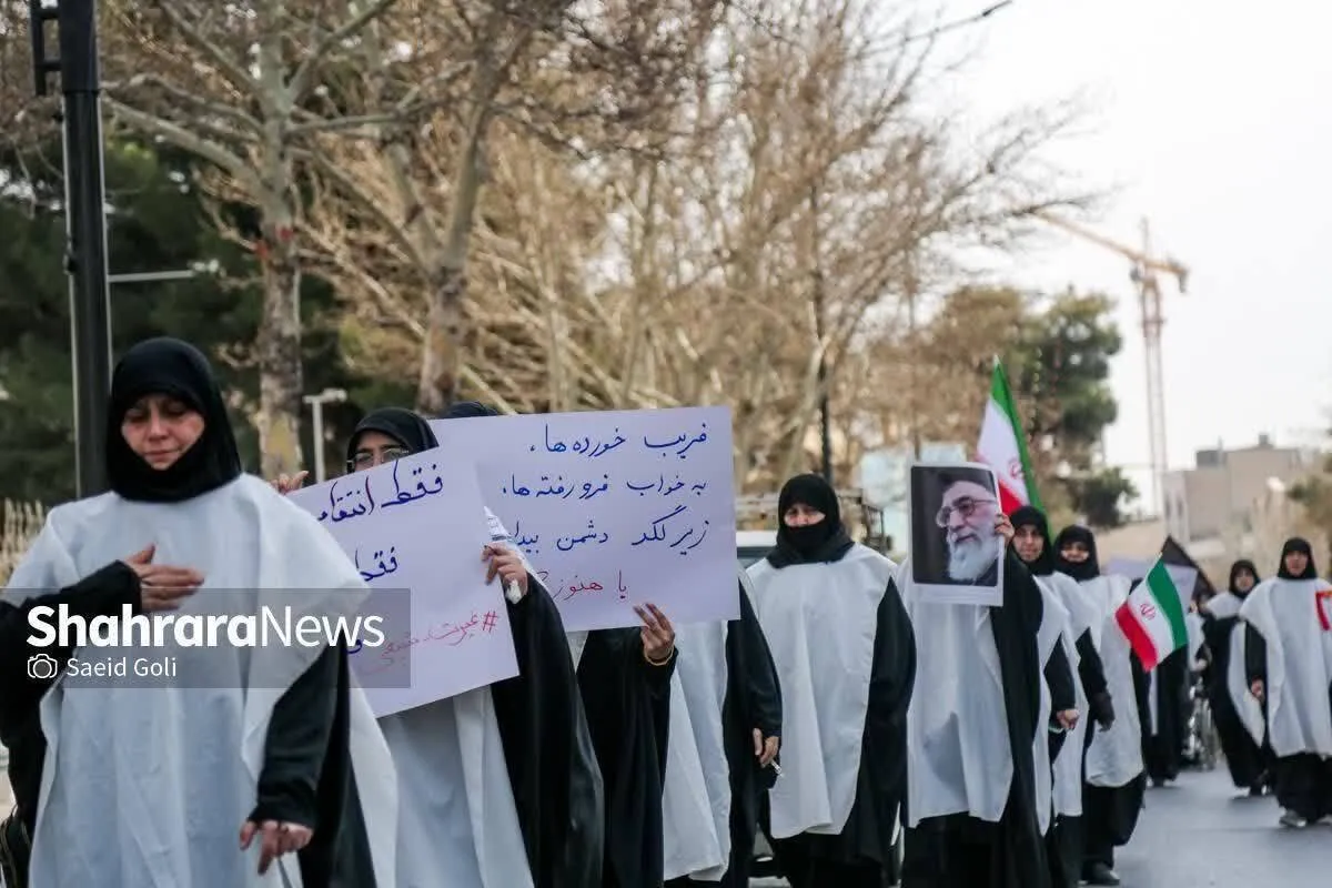 اجتماع خودجوش بانوان کفن پوش در مشهد| «جانم فدای رهبر» متن برخی از پلاکارد‌ها بود