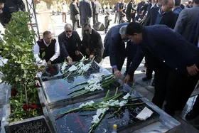 عطر افشانی مزار شهدای آتش نشان حادثه انفجار قطار نیشابور