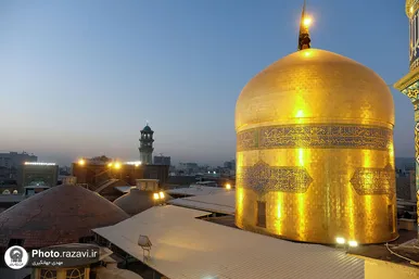 تعویض پرچم گنبد و پوش ضریح مطهر حرم رضوی همزمان با سوم ربیع الاول
