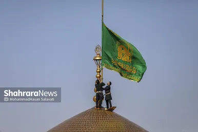 گزارش تصویری | تعویض پرچم گنبد حرم مطهر رضوی در صبح ولادت امام رضا (ع)