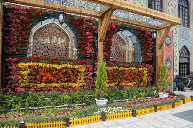 گل آرایی حرم مطهر رضوی در دهه کرامت 