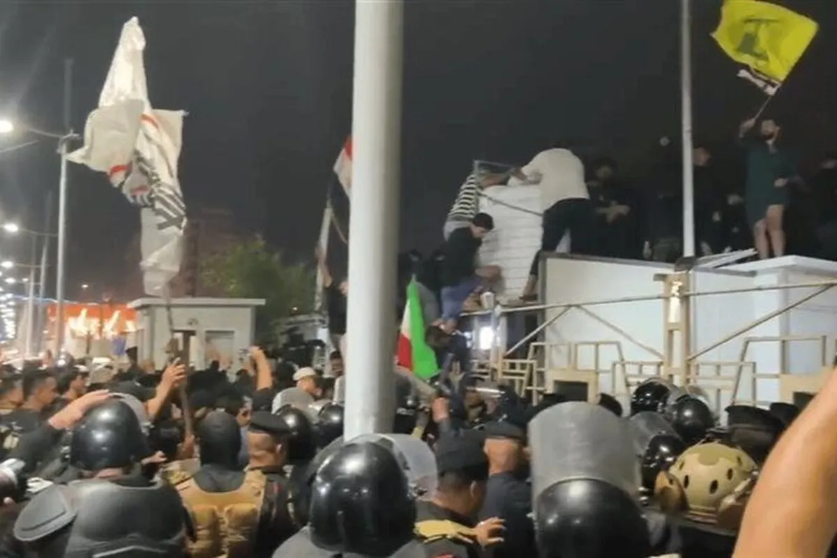 مردم عراق به کنسولگری کویت در بصره حمله کردند