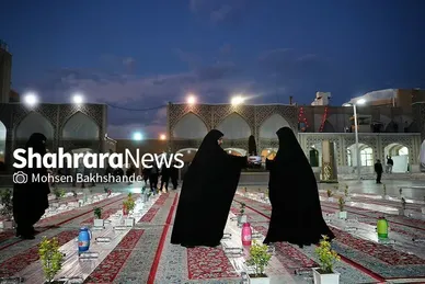 توزیع افطاری در باب الکاظم حرم مطهر امام رضا(ع)
