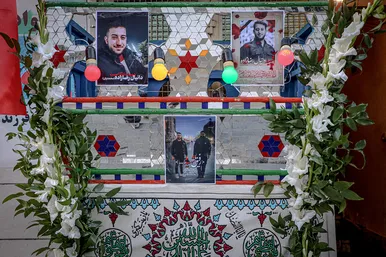 حضور مردم در محل شهادت دو دانشجوی بسیجی در خیابان حر عاملی