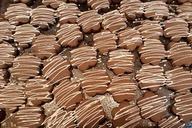 طرز&zwnj; تهیه شیرینی مدرن شکلاتی + عکس
