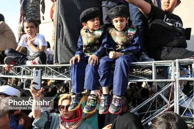 اجرای سرود «سلام فرمانده» با حضور دهه نودی ها در عرصه میدان شهدا