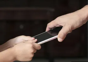 کدام کشور&zwnj;ها برای استفاده از پلتفرم&zwnj;های اجتماعی، محدودیت سنی و امنیتی اعمال کرده&zwnj;اند؟