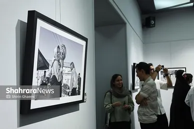 گزارش تصویری | نمایشگاه عکس گروهی «بی هوا»