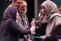 ویدئو | لحظه اهدای سیمرغ بهترین فیلم کوتاه داستانی به نادره سادات سرکی برای فیلم دادرسی