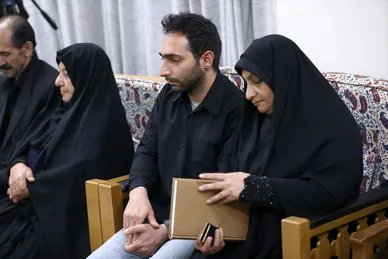 تصاویری از دیدار خانواده‌های شهدای شرارت اخیر رژیم صهیونیستی با رهبر معظم انقلاب