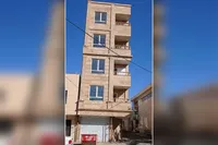 ساکنان محله حرعاملی مشهد خواستار قلع ساختمان کج شدند+تصویر